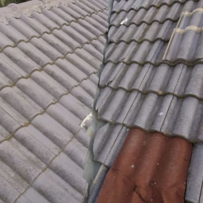 רעפים אפורים ואדומים על גג עם חיבור ביניהם