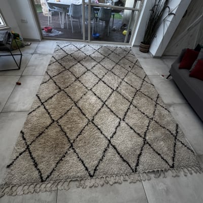 שטיח על רצפה ליד חלון גדול עם נוף לחצר