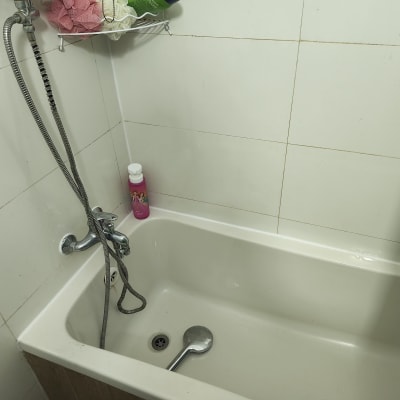 אמבטיה עם ברז ומקלחת יד