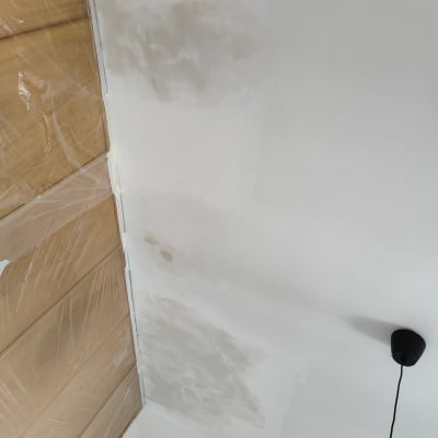 תיקוני צבע על תקרה עם כתמים כהים