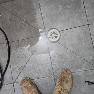 רצפה רטובה עם נעליים וכלי עבודה