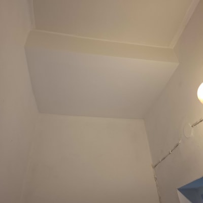תקרה עם עבודת גבס ושקעי חשמל