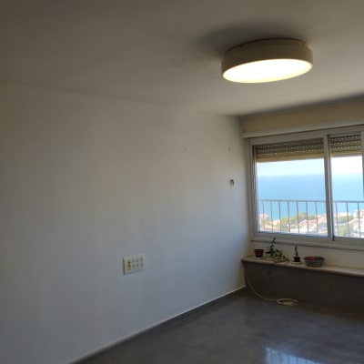 קיר צבוע בלבן עם תקרה ותאורה