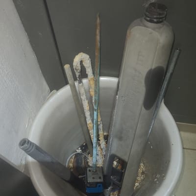 חלקי דוד שמש בתוך דלי לבן