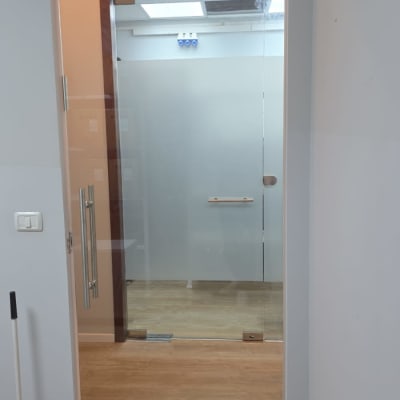 דלת זכוכית עם ידית מתכת בחדר פנימי