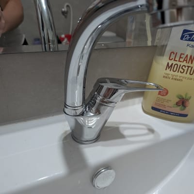 ברז וכיור בחדר אמבטיה עם סבון לחות