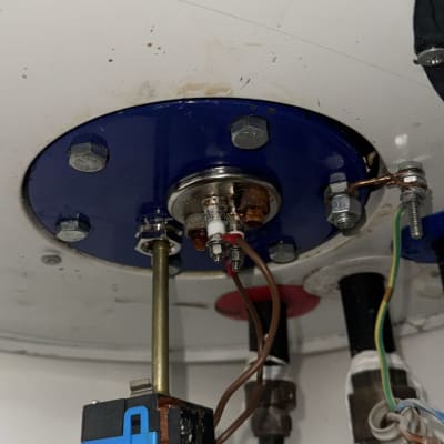 חלקים פנימיים של דוד שמש עם חיבורים חשמליים