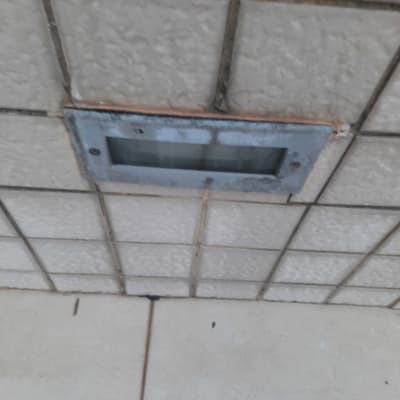 פתח מתכת בקיר אריחים, ייתכן לניקוז אוורור