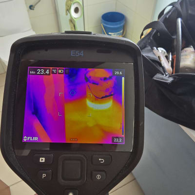 מצלמה תרמית מציגה תמונה צבעונית של חום