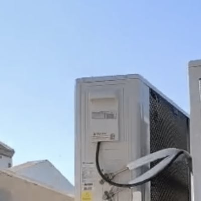 יחידת מזגן חיצונית מותקנת על קיר חיצוני