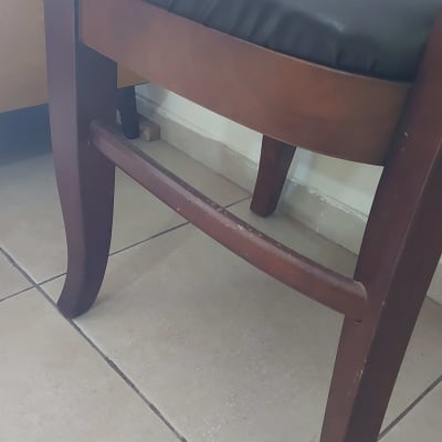 כיסא עם ריפוד עור על רצפת אריחים