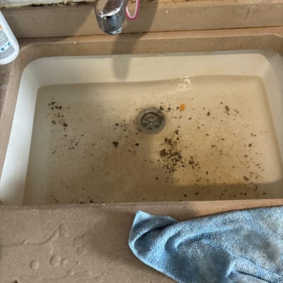 כיור סתום עם מים מלוכלכים וברז מטפטף