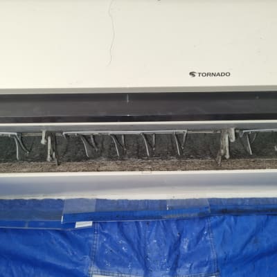 מזגן עם לכלוך על התריסים והפילטרים