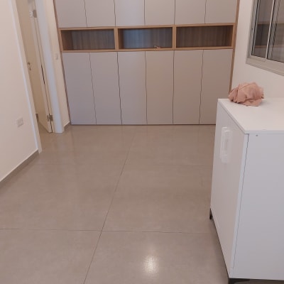 רצפה נקייה עם ארון ומטלית על ארונית