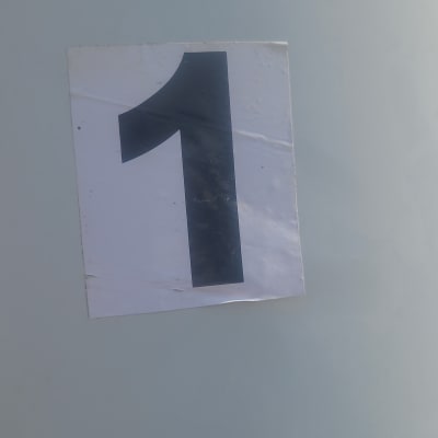 מספר אחד על רקע לבן