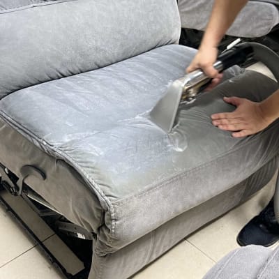 ניקוי ספה עם מכשיר שאיבה ידני