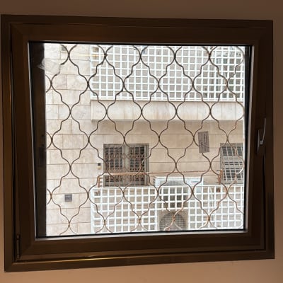 חלון אלומיניום עם סורג מתכת מעוצב