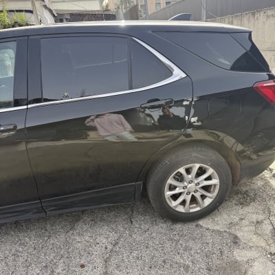 רכב שחור חונה עם גלגלים חשופים