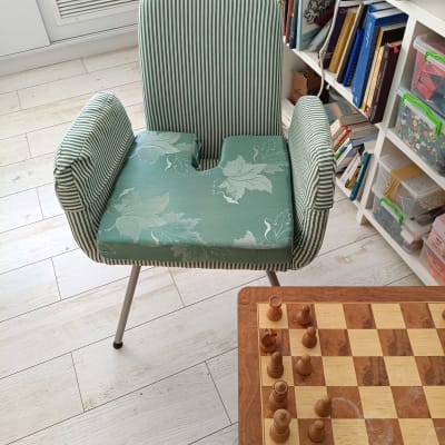 כרית ישיבה על כיסא ליד לוח שחמט