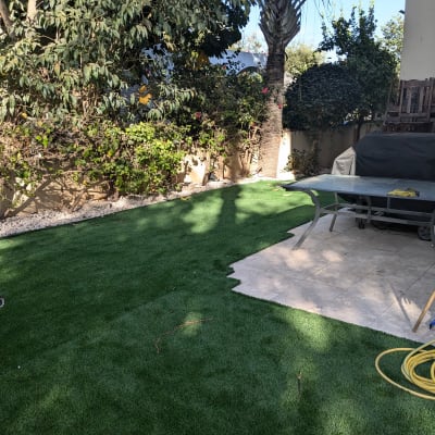 דשא סינתטי, צינור השקיה, עצים ושיחים בגינה