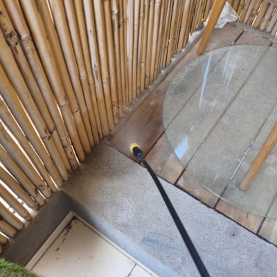 ריסוס פינה עם מחסום במרפסת