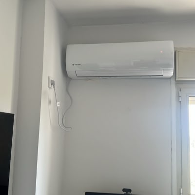מזגן מותקן על קיר מעל שולחן מחשב
