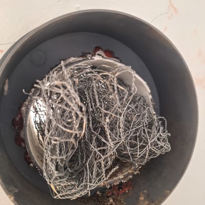 רשת מתכת בתוך צינור למניעת כניסת יונים