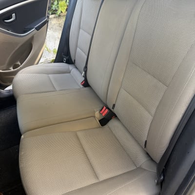 מושבי רכב נקיים לאחר ניקוי