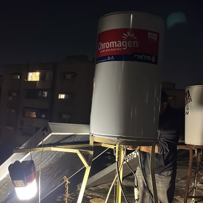 דוד שמש מותקן על גג עם תאורה לילית