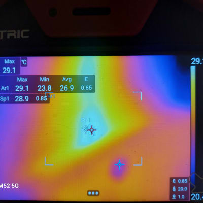 תצוגת מצלמה תרמית עם נתוני טמפרטורה