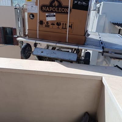 מנוף עם קופסה גדולה על פלטפורמה בבניין