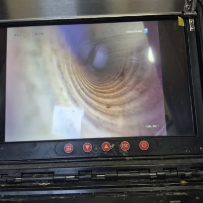 מסך עם תצוגת צינור פנימי וכלי עבודה