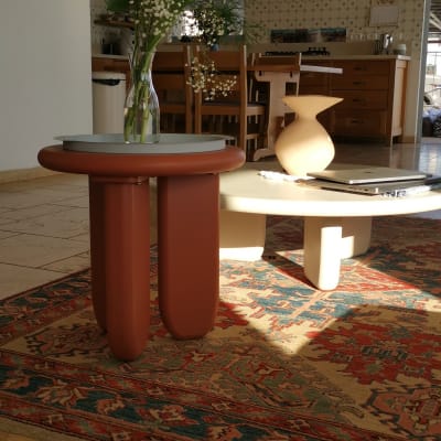 שולחן קטן עם אגרטל פרחים על שטיח צבעוני