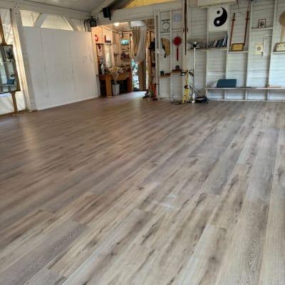 רצפת פרקט עץ בהירה בחלל פנימי מואר