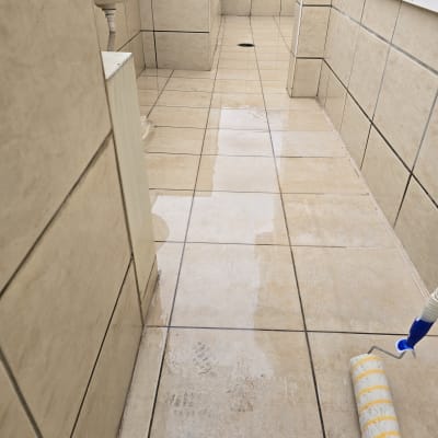 רולר צביעה על רצפה רטובה בתהליך איטום