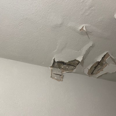 תקרה עם חורים וסדקים, זקוקה לתיקון