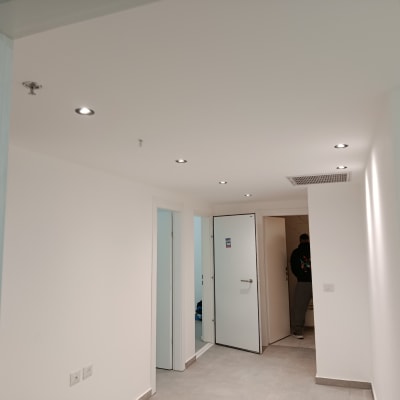 תקרת חדר עם פתחי אוורור ותאורה