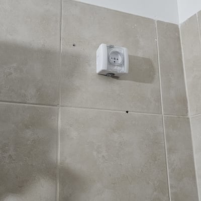 שקע חשמלי מותקן על קיר אריחים