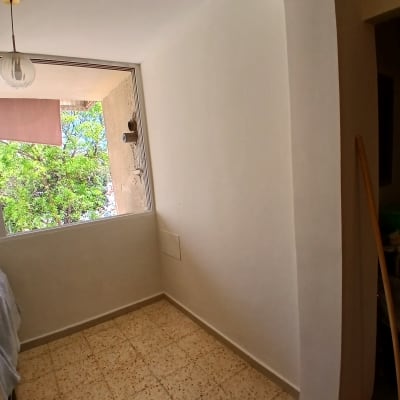 חדר עם קירות צבועים ורצפת אריחים