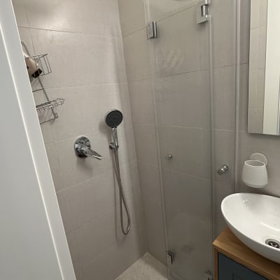 מקלחת עם ראש גשם, ידית ומדף סבונים