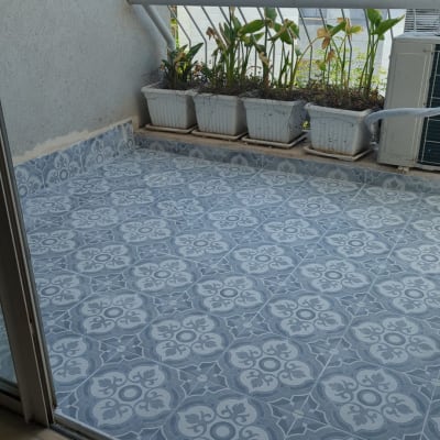 מרפסת עם ריצוף חדש ודוגמת אריחים מעוצבת