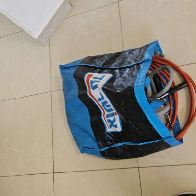 תיק עם צינורות על רצפה