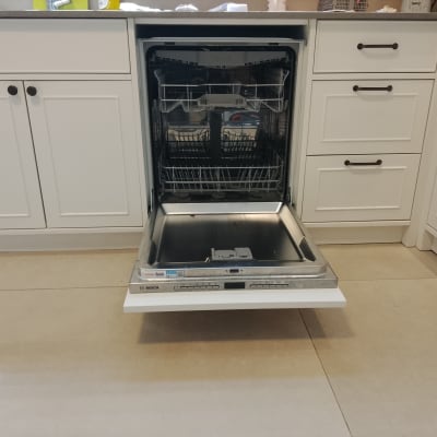 מדיח כלים מובנה בתוך נישה מותאמת בארונות מטבח לבנים