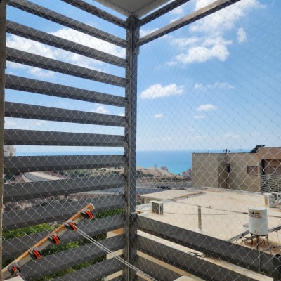 רשת הגנה על מרפסת עם נוף לים