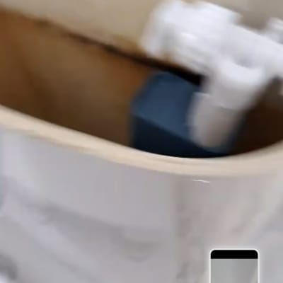 מיכל שירותים עם חלקים פנימיים