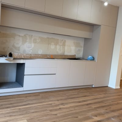 רצפת פרקט חדשה במטבח מודרני