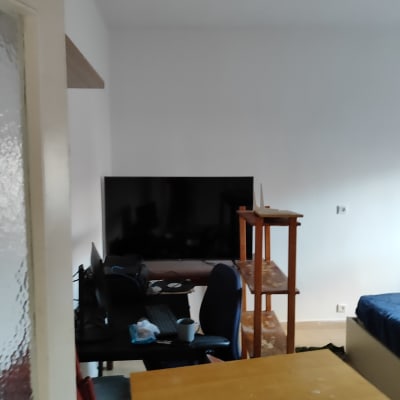 חדר עם שולחן עץ, כיסא ומדפים