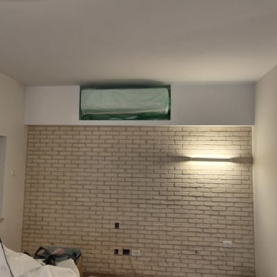 תמונה של התקנת מזגן בקיר לבנים