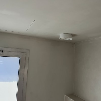 תקרה מגבס עם התקן עגול מותקן
