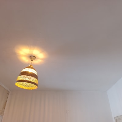 תקרה צבועה עם מנורה תלויה